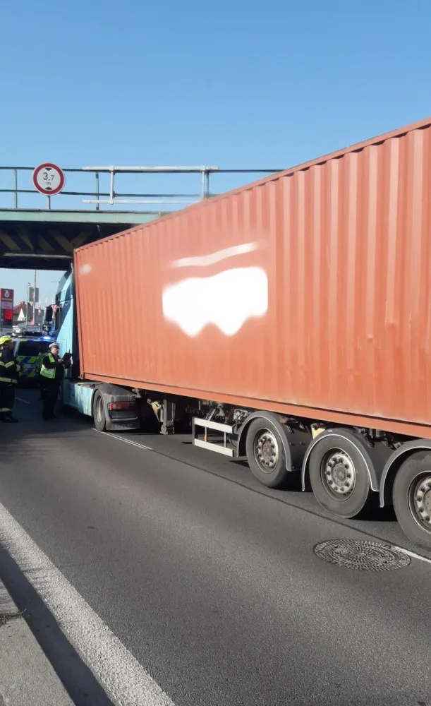 Klatovská gilotina si připsala další skalp, nepozorný řidič kamionu se zasekl viaduktem