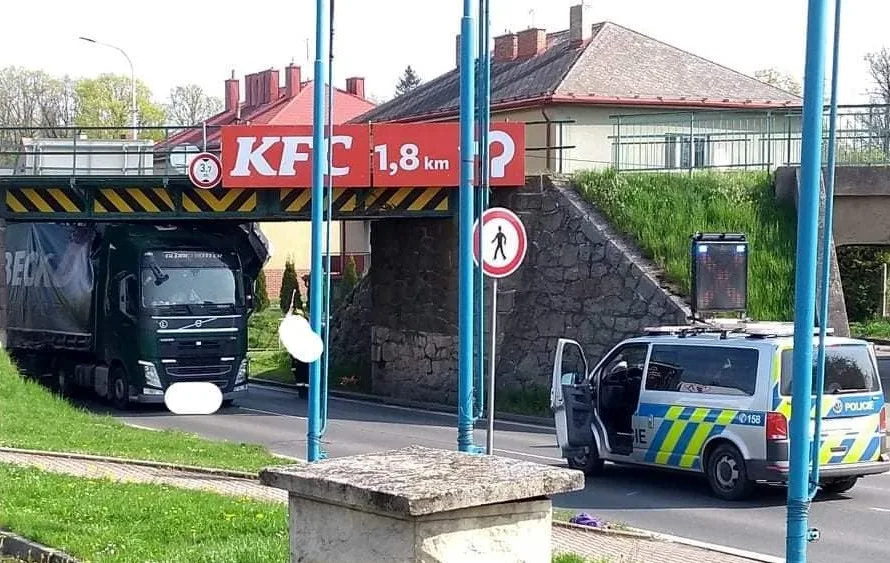 Pod proslulým viaduktem ztroskotaly už desítky nákladních automobilů, foto: FB Klatovští/ Petr Krisl