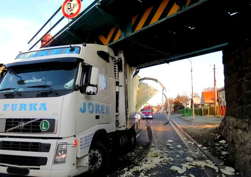 Pod proslulým viaduktem ztroskotaly už desítky nákladních automobilů, foto: Policie ČR