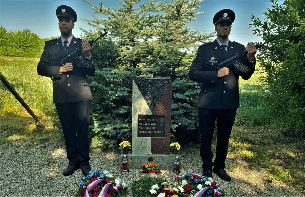 Policista zahynul při krvavé přestřelce s obávaným srbským gangsterem. Na tragédii vzpomínali policisté u památníku