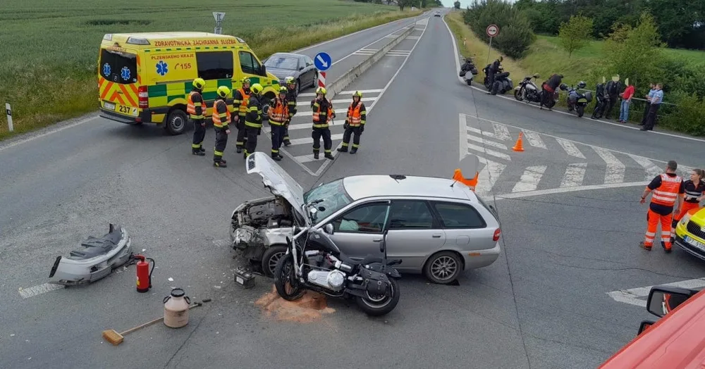Jezdec na motocyklu značky Harley Davidson narazil do protijedoucího automobilu a utrpěl těžké zranění