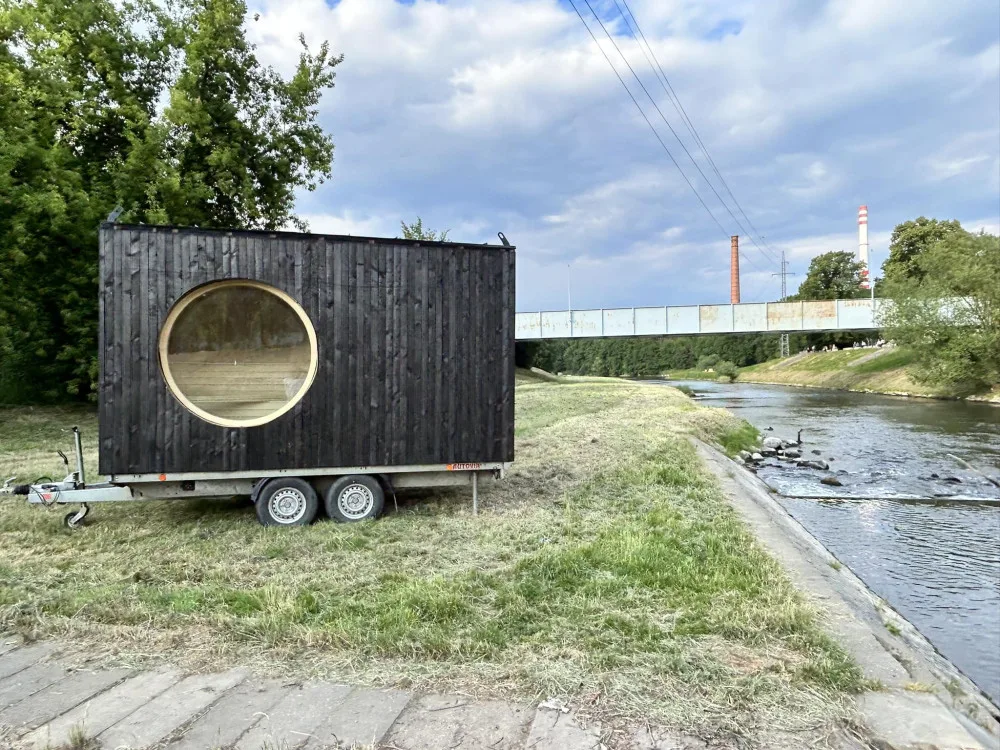 Unikátní pojízdná sauna zaparkovala na soutoku Mže s Radbuzou, Plzeňané ji mohou přes víkend otestovat