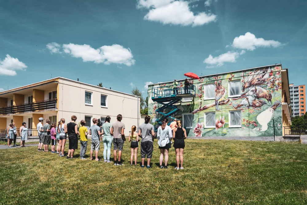 Obří malby umělců z festivalu Wallz opět rozzáří i vybarví nevzhledné a šedé plochy plzeňských objektů