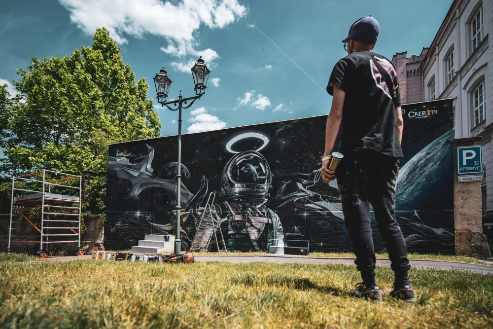 Obří malby umělců z festivalu Wallz opět rozzáří i vybarví nevzhledné a šedé plochy plzeňských objektů