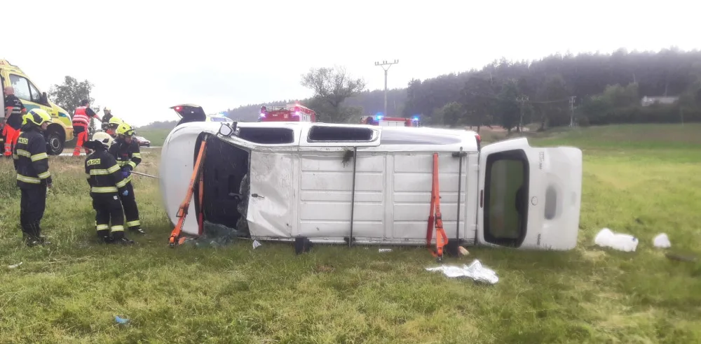 Dodávka se dvěma dospělými a sedmi dětmi vylétla ze silnice a skončila na boku v poli