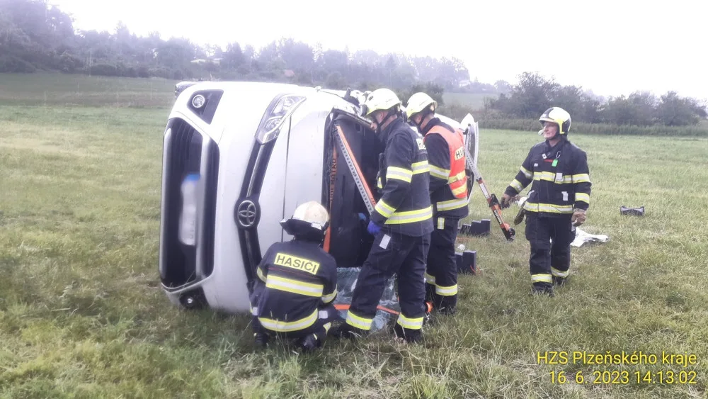 Dodávka se dvěma dospělými a sedmi dětmi vylétla ze silnice a skončila na boku v poli