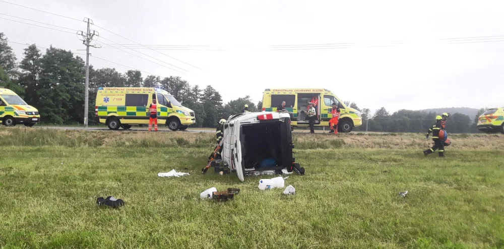Dodávka se dvěma dospělými a sedmi dětmi vylétla ze silnice a skončila na boku v poli