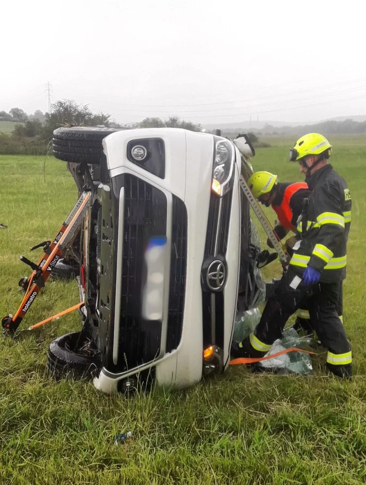 Dodávka se dvěma dospělými a sedmi dětmi vylétla ze silnice a skončila na boku v poli