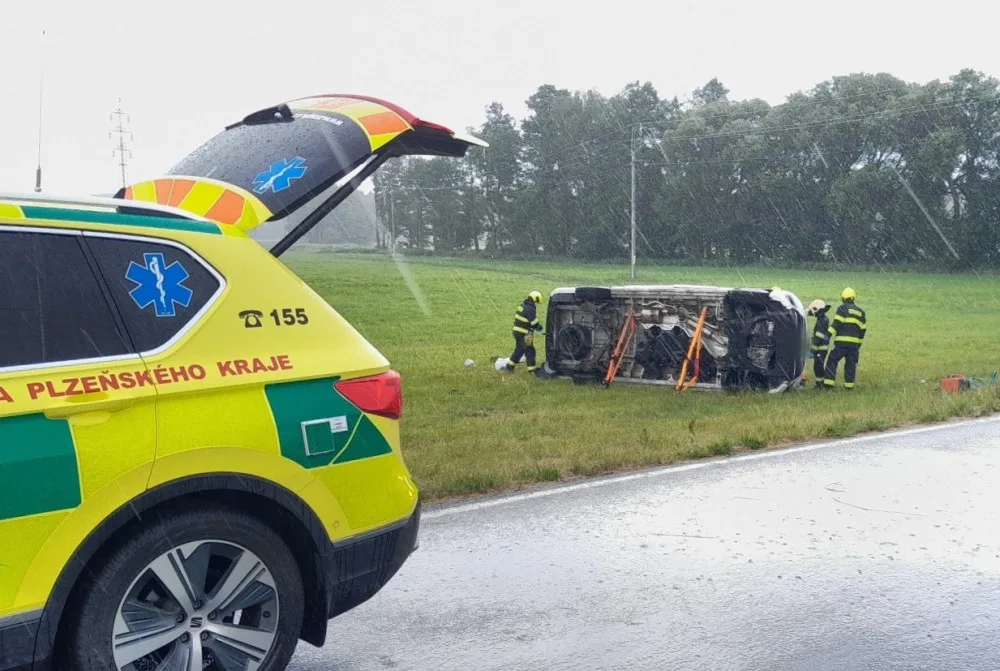 Dodávka se dvěma dospělými a sedmi dětmi vylétla ze silnice a skončila na boku v poli