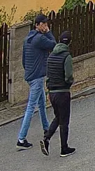 Z domu zmizely peníze v hodnotě téměř tři čtvrtě milionu korun, zlato a šperky. Policisté pátrají po dvojici mužů