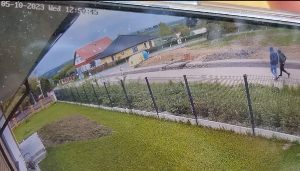 Z domu zmizely peníze v hodnotě téměř tři čtvrtě milionu korun, zlato a šperky. Policisté pátrají po dvojici mužů