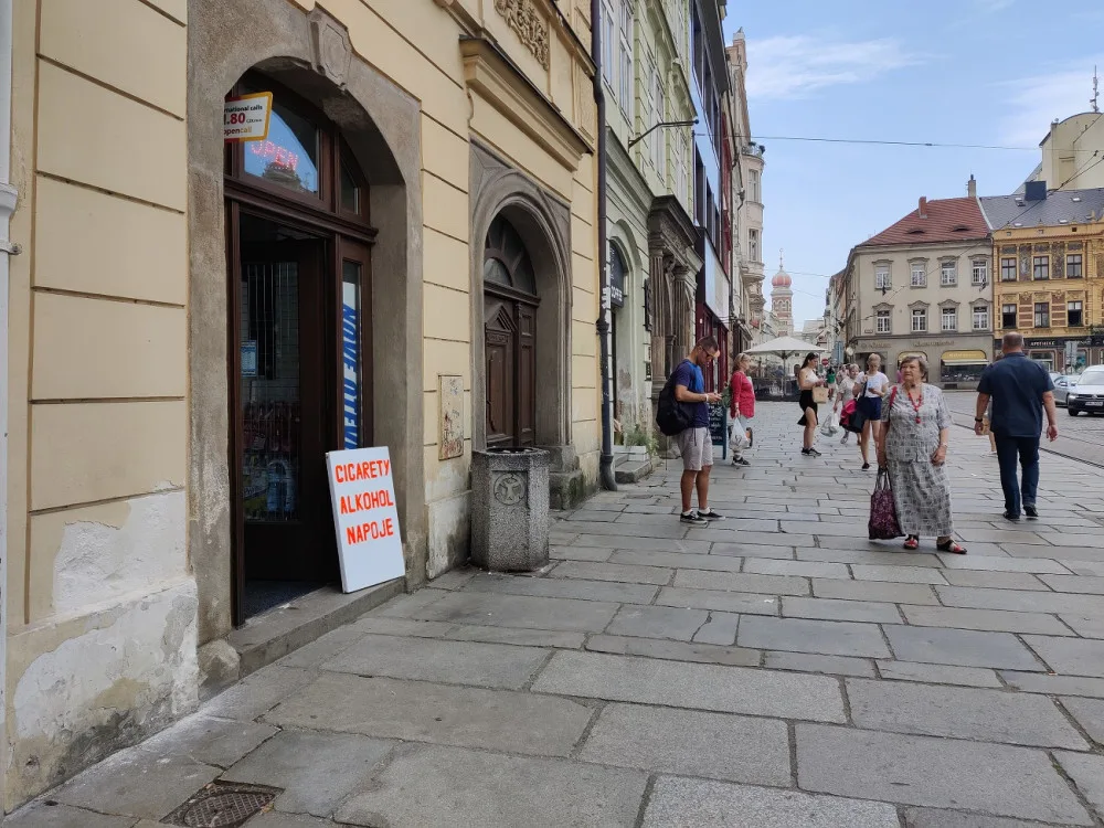 Místo espresso baru se zákusky stojí v místě legendární trafiky vietnamská večerka