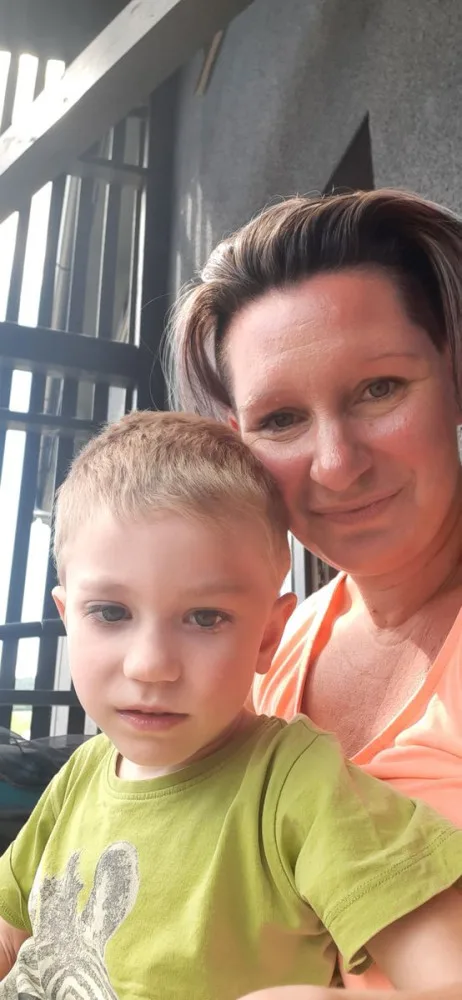 Život Sebastiána poznamenala dětská mozková obrna. V sedmi letech nemluví, sám se nepostaví a nechodí