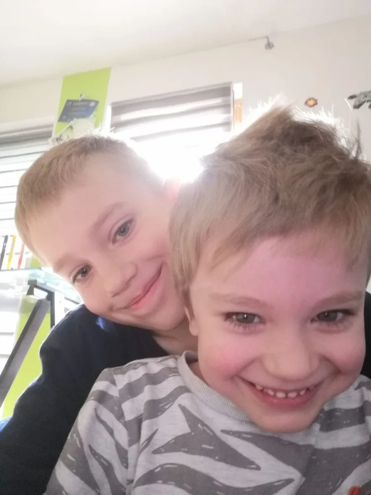 Život Sebastiána poznamenala dětská mozková obrna. V sedmi letech nemluví, sám se nepostaví a nechodí