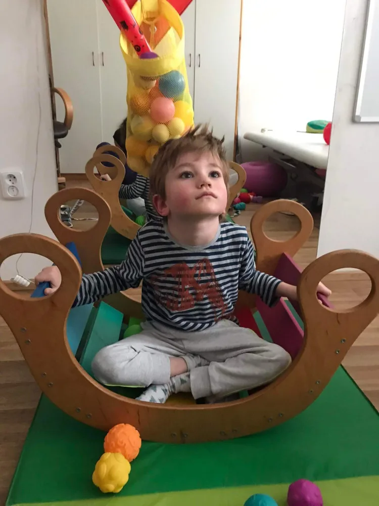 Život Sebastiána poznamenala dětská mozková obrna. V sedmi letech nemluví, sám se nepostaví a nechodí