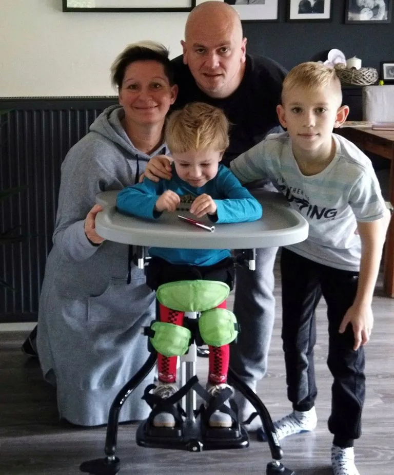 Život Sebastiána poznamenala dětská mozková obrna. V sedmi letech nemluví, sám se nepostaví a nechodí