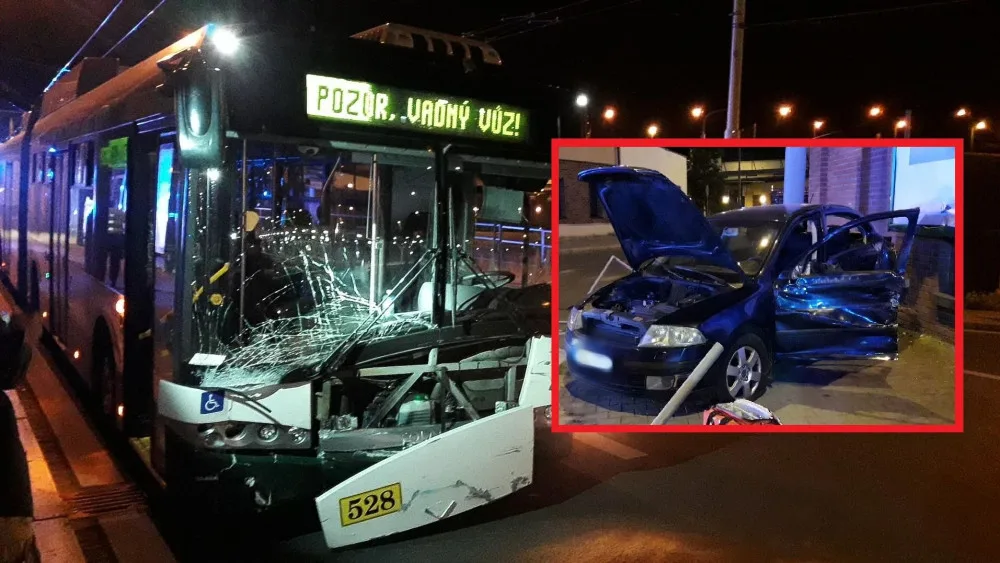 Trolejbus po střetu odmrštil osobní automobil přes chodník a zábradlí až na zeď s billboardem. Dva lidé se zranili