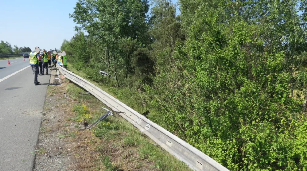 Policisté hledají svědky tragické nehody na D5, při níž zahynul jeden muž a další čtyři se pokusili o útěk