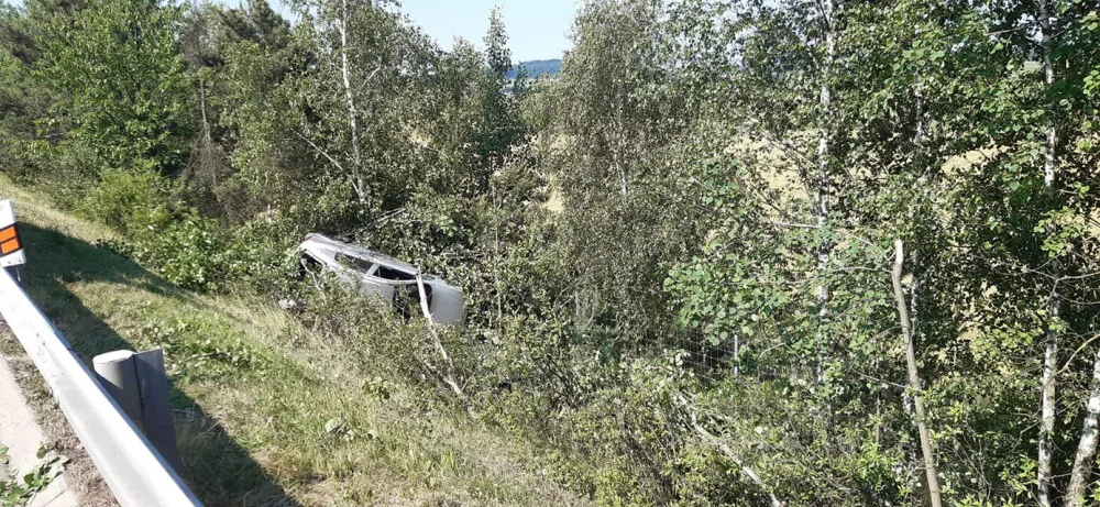 Policisté hledají svědky tragické nehody na D5, při níž zahynul jeden muž a další čtyři se pokusili o útěk