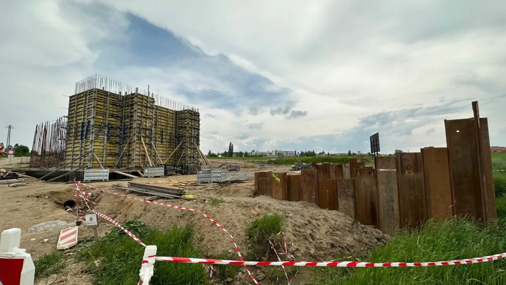 Stavbu nového mostního pilíře zachytil koncem května reportér Plzeňské Drbny