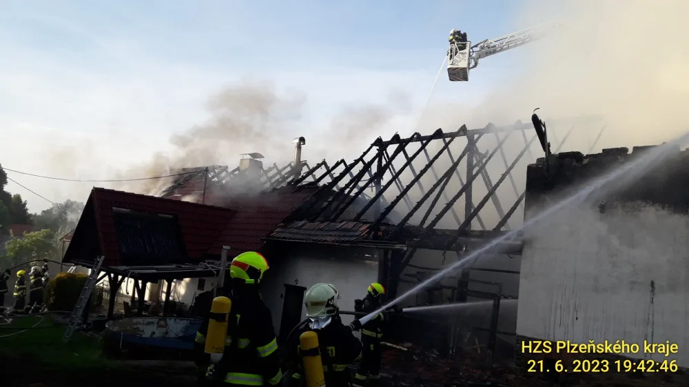 Těsně po ničivé bouři zasahovali hasiči u rozsáhlého požáru domu a stodoly. Škoda přesáhla dva miliony korun