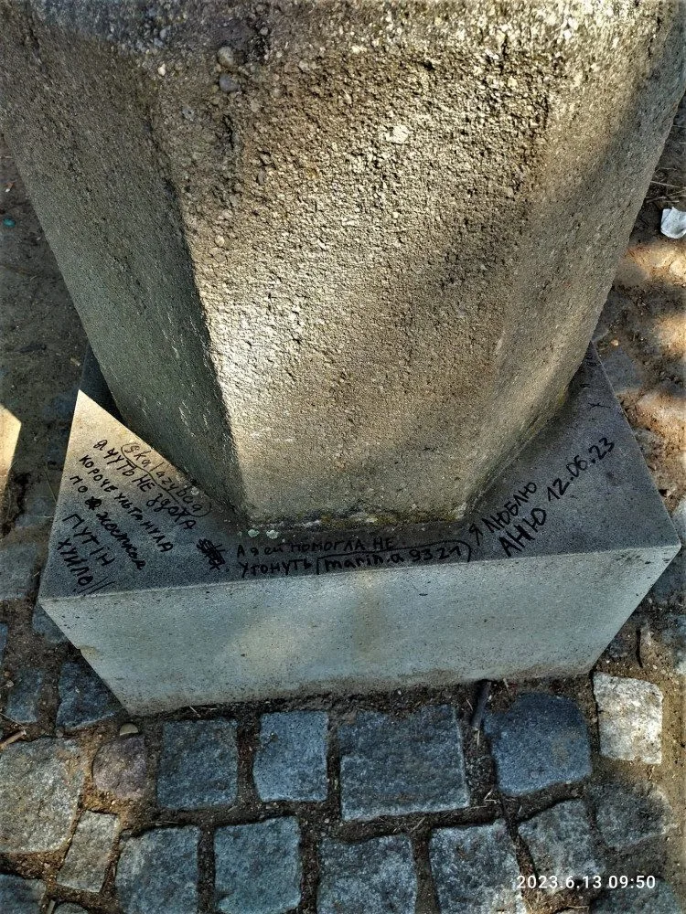 Sochu populárního andělíčka popsal neznámý vandal nápisy v azbuce
