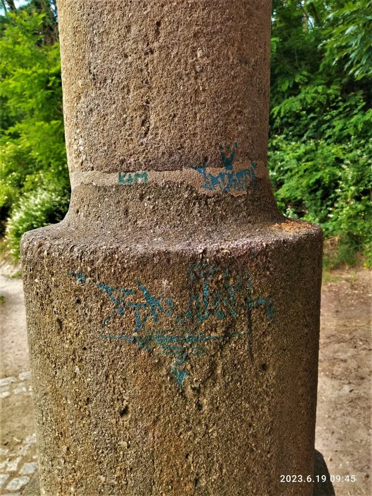 Sochu populárního andělíčka popsal neznámý vandal nápisy v azbuce
