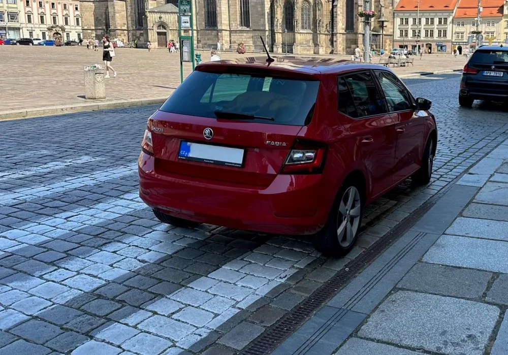 Špatné parkování odhalilo mnohem zásadnější problém se zákonem. Další motorista nechal auto na přechodu