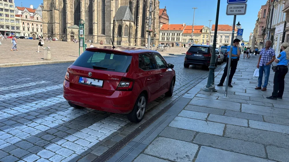 Muž na snímku s hlídkou městské policie nemá se zaparkovaným vozidlem nic společného