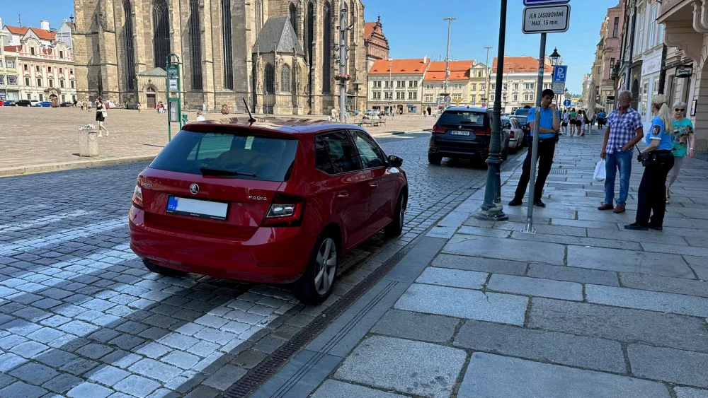Muž na snímku s hlídkou městské policie nemá se zaparkovaným vozidlem nic společného