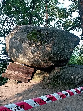 Nejslavnější český viklan se už neviklá. Třicetitunový balvan shodili neznámí vandalové při mejdanu