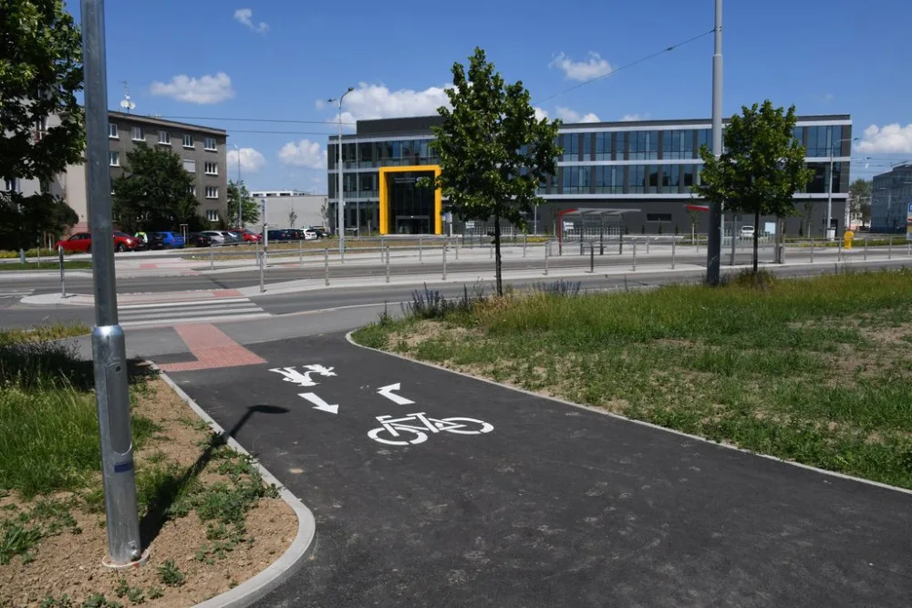 Chybějící cyklistické propojení ze Slovanské aleje do Šeříkové je hotové