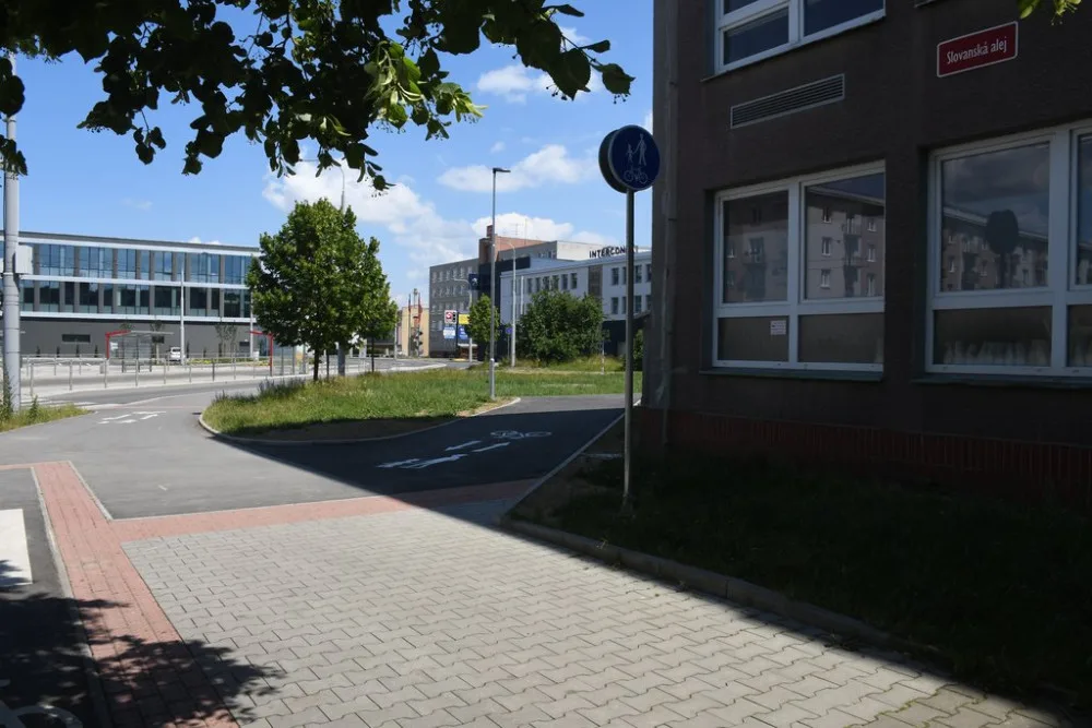 Chybějící cyklistické propojení ze Slovanské aleje do Šeříkové je hotové. Zmizely i schody na chodníku na Karlovarské v lokalitě Berlín