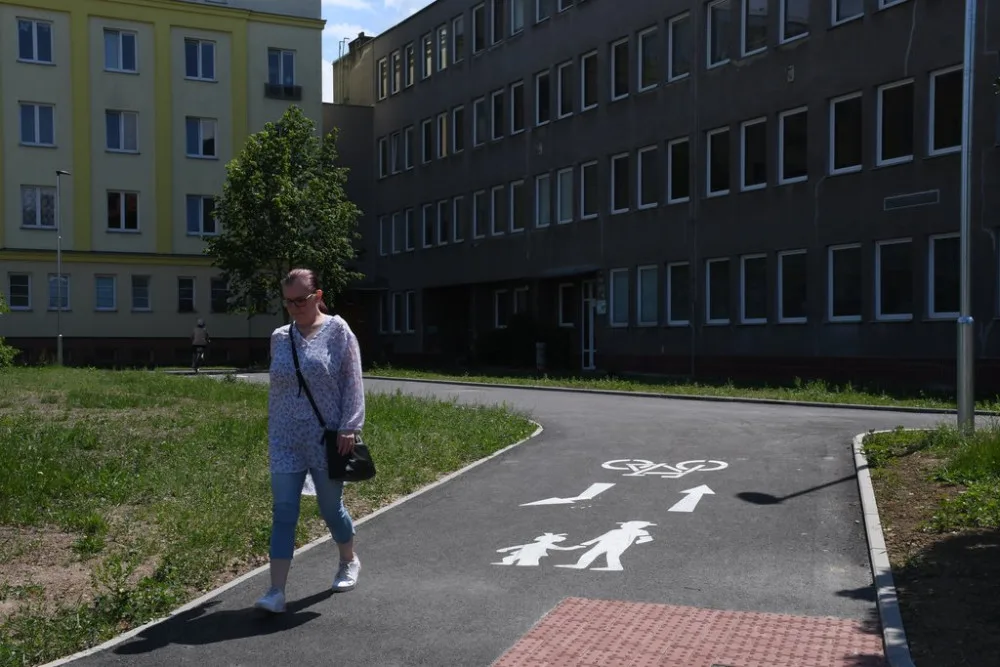 Chybějící cyklistické propojení ze Slovanské aleje do Šeříkové je hotové. Zmizely i schody na chodníku na Karlovarské v lokalitě Berlín