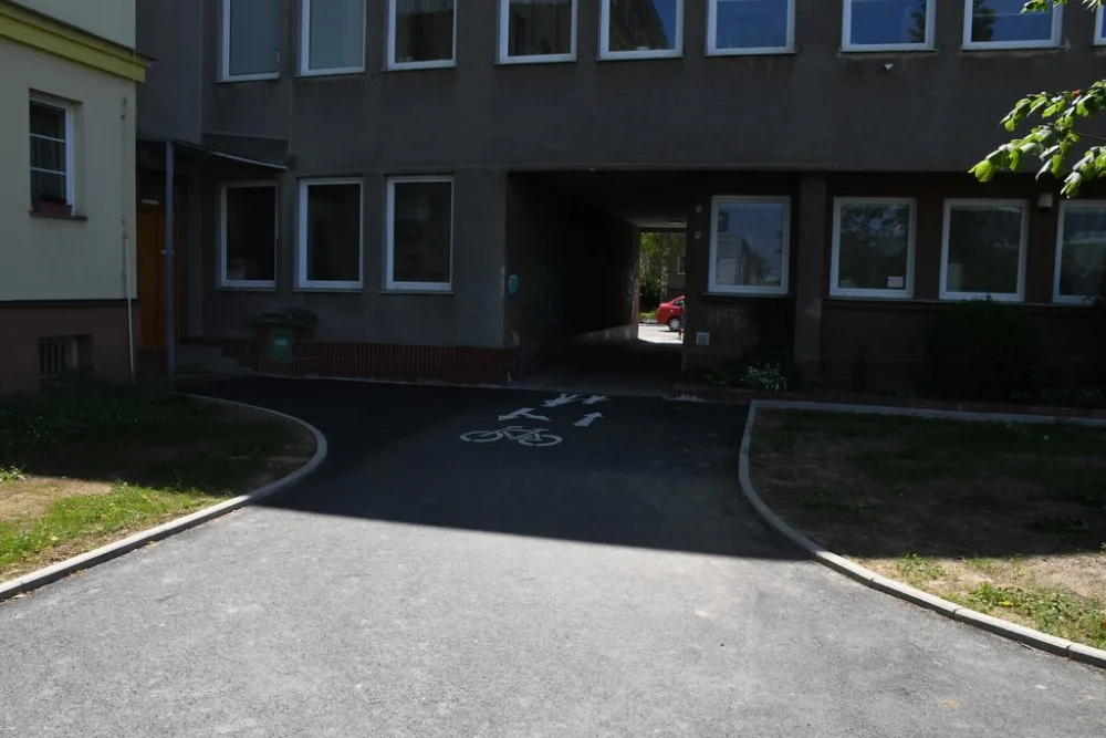 Chybějící cyklistické propojení ze Slovanské aleje do Šeříkové je hotové. Zmizely i schody na chodníku na Karlovarské v lokalitě Berlín