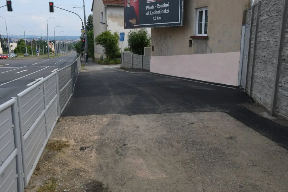 Zmizely i schody na chodníku na Karlovarské v lokalitě Berlín