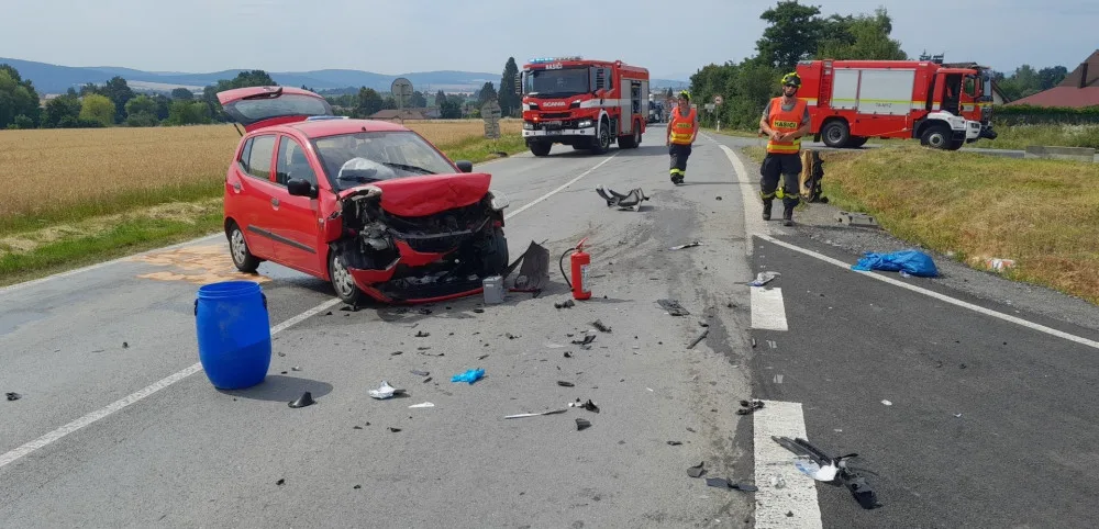 Střet dvou osobáků zkomplikoval dopravu na hlavním tahu z Plzni na Klatovy