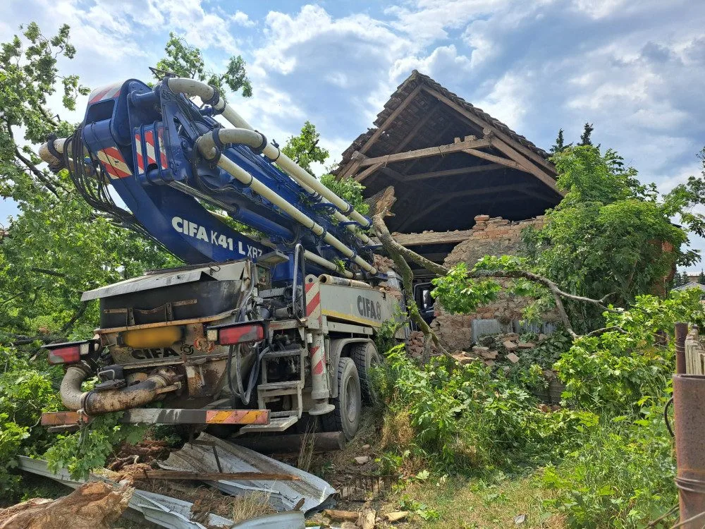 Automobilová pumpa na beton projela stodolou, řidič na místě zemřel