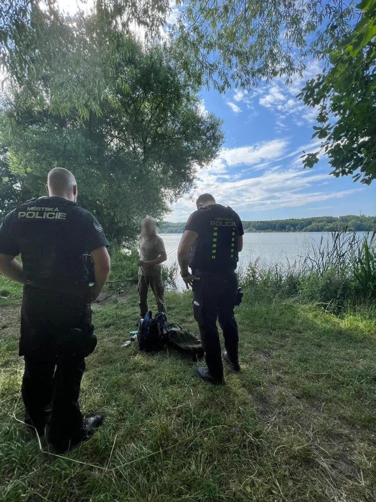Policisté si posvítili na nepoctivé rybáře. V jejich síti skončili pytláci i jedinci, kteří znečišťovali okolí