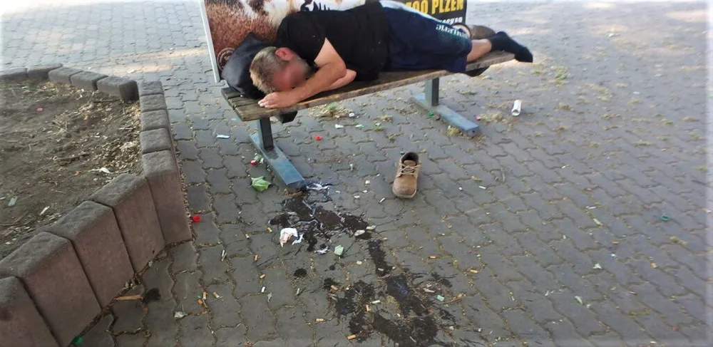 Důkladné dodržování pitného režimu přivedlo pětici opilců na protialkoholní záchytnou stanici