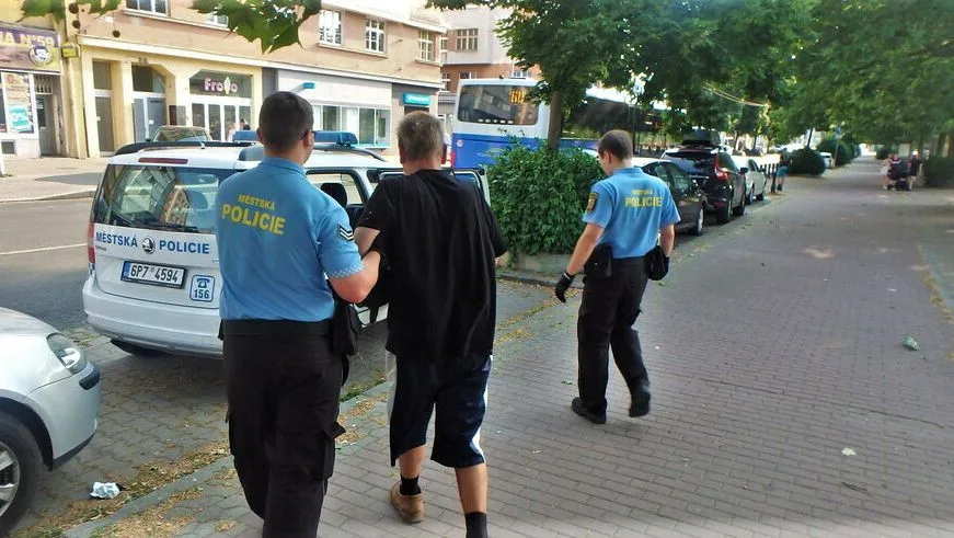 Důkladné dodržování pitného režimu přivedlo pětici opilců na protialkoholní záchytnou stanici