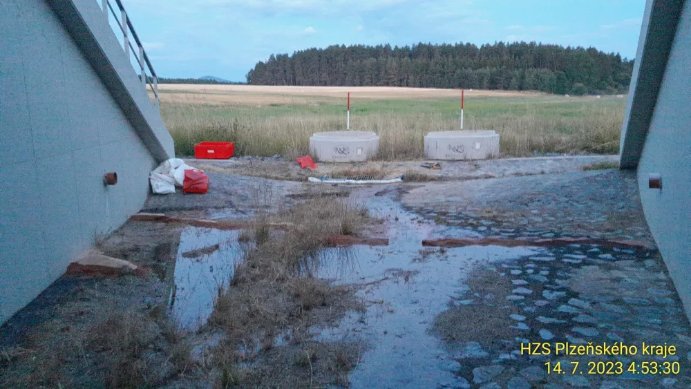 Z protrženého pláště převrácené cisterny unikají po ranní nehodě tisíce litrů benzínu do kanálu