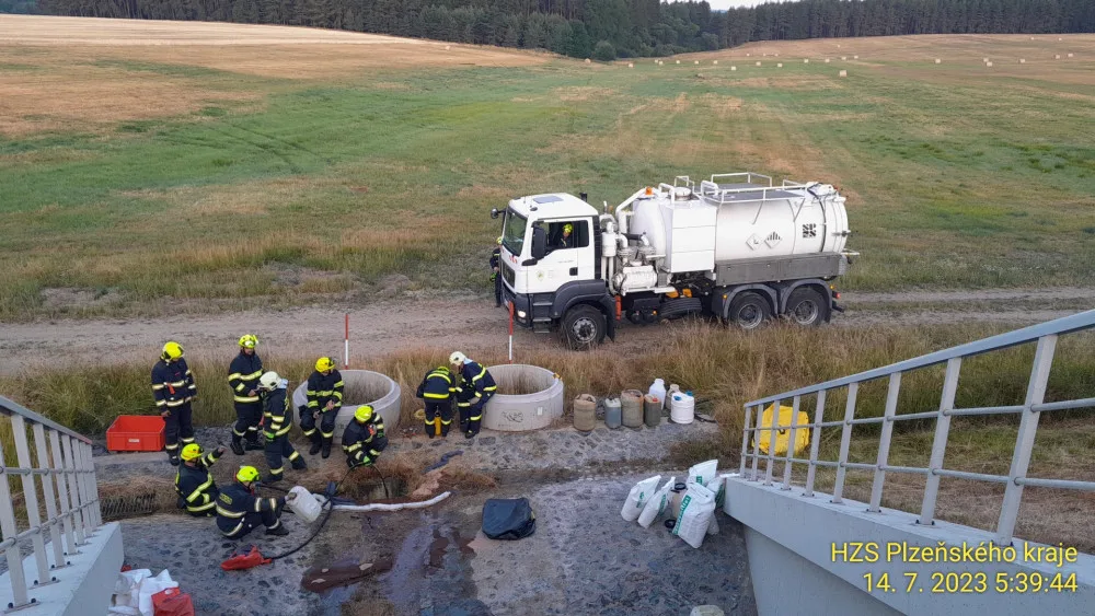 Z protrženého pláště převrácené cisterny unikají po ranní nehodě tisíce litrů benzínu do kanálu