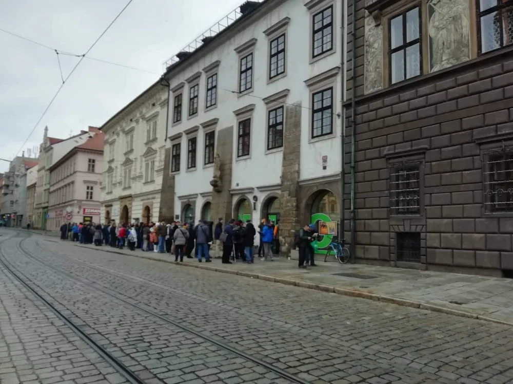 Prodej bankovky vždy doprovází dlouhé fronty