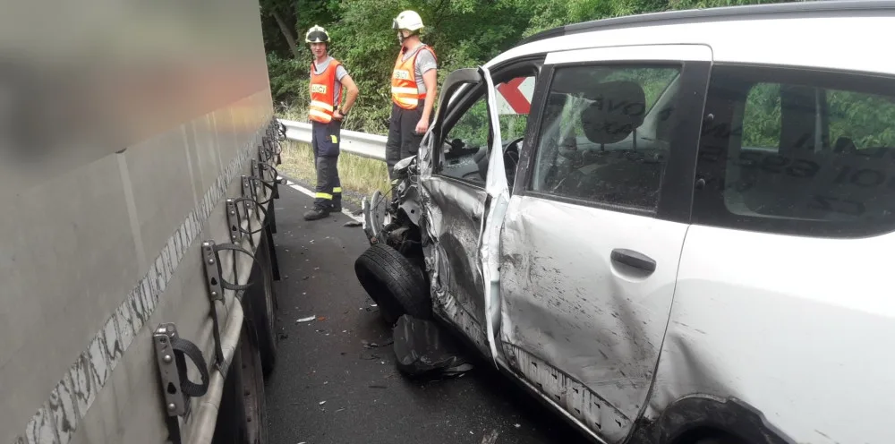 Kamion se střetl s osobním automobilem, na místě nehody zasahují záchranáři i hasiči