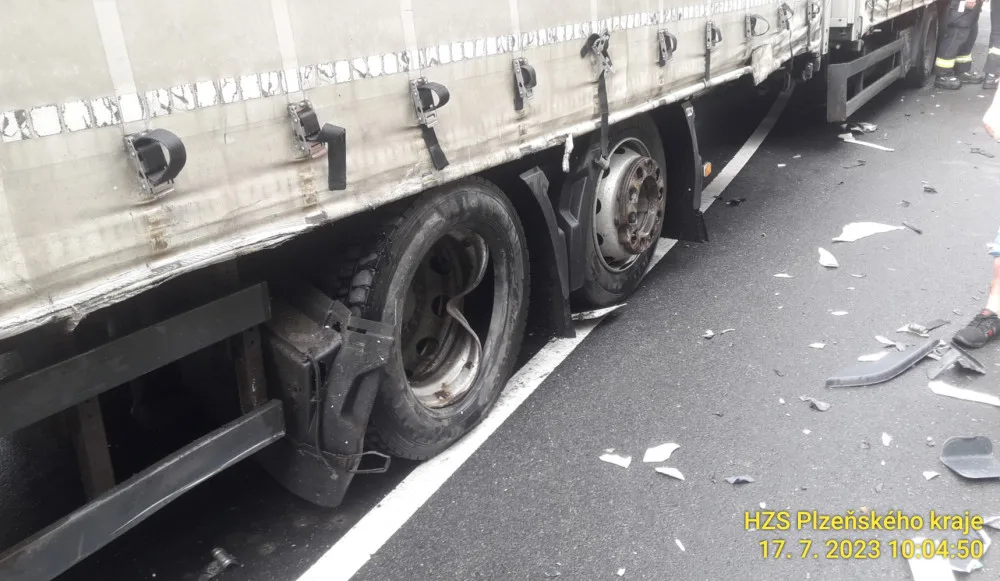 Kamion se střetl s osobním automobilem ve kterém cestovaly dvě osoby. Na místě nehody zasahují záchranáři