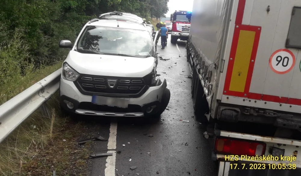 Kamion se střetl s osobním automobilem ve kterém cestovaly dvě osoby. Na místě nehody zasahují záchranáři