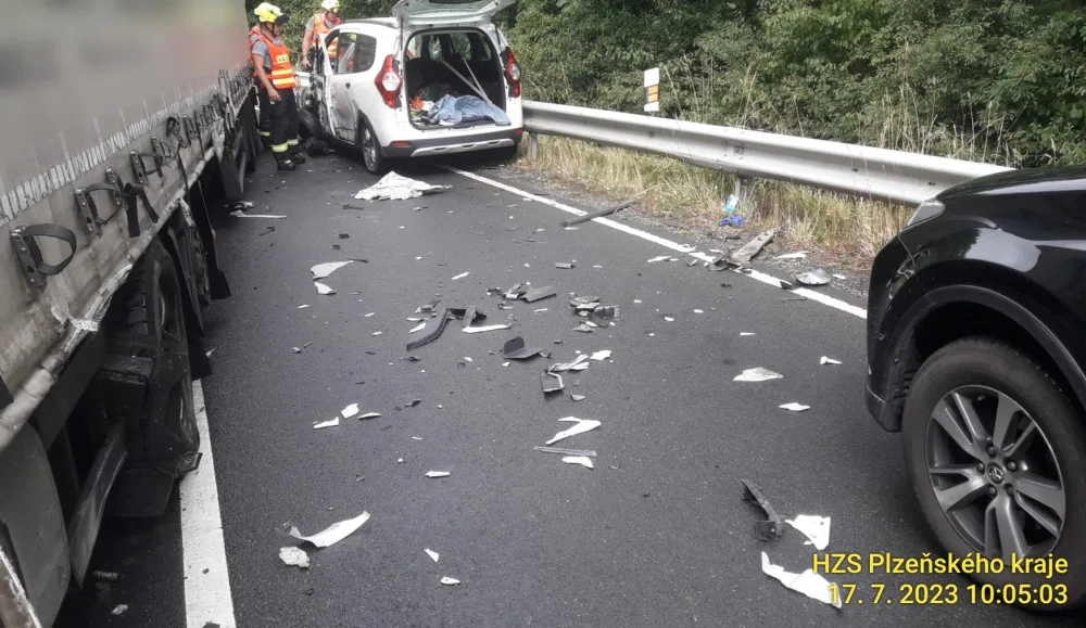 Kamion se střetl s osobním automobilem ve kterém cestovaly dvě osoby. Na místě nehody zasahují záchranáři