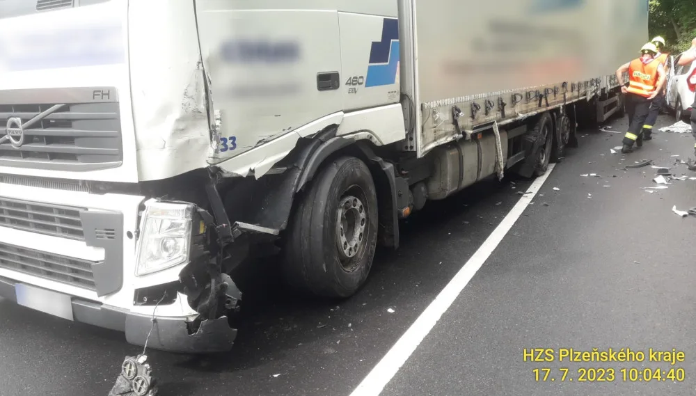 Kamion se střetl s osobním automobilem ve kterém cestovaly dvě osoby. Na místě nehody zasahují záchranáři