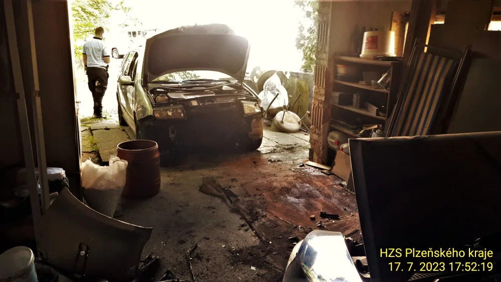 Auto vyjelo ze silnice a vletělo do garáže, kde zdemolovalo zaparkovaný vůz, řidič utrpěl zranění